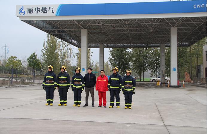 平原新区消防队联合丽华燃气公司开展消防演习